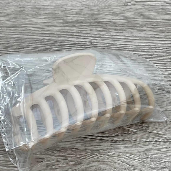 NEW Matte Hair Claw Clips 4 Pack in Beige and Milk Coffee - Picture 9 of 10